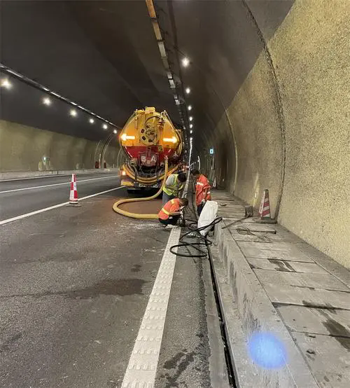 建平隧道排水渠清淤